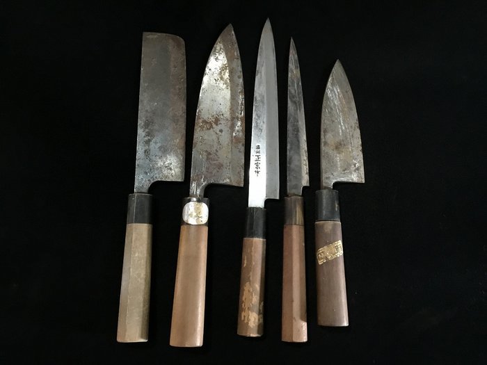 Set of 5 / Japanese Vintage Kitchen Knife / 柳刃 YANAGIBA 菜切 NAKIRI 出刃 DEBA - Bordkniv (5) - Stål Træ