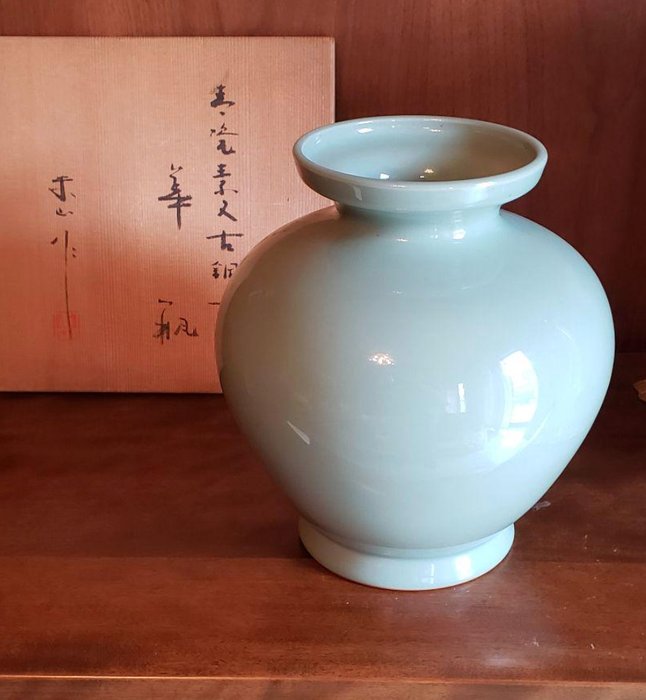 Smuk celadon vase - Porcelæn - Miyanaga Tozan Ⅱ (1907-1995) - Japan - Shōwa-periode (1926-1989)