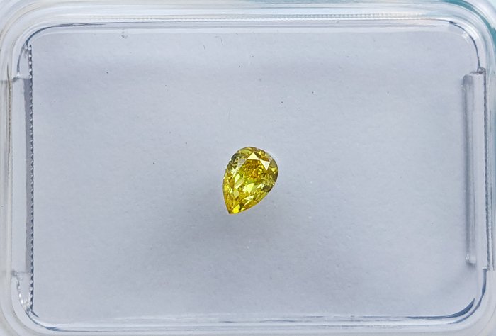 Ingen mindstepris - 1 pcs Diamant  (Naturfarvet)  - 015 ct - Pære - Fancy vivid Grønlig Gul - SI1 - International Gemological Institute (IGI)