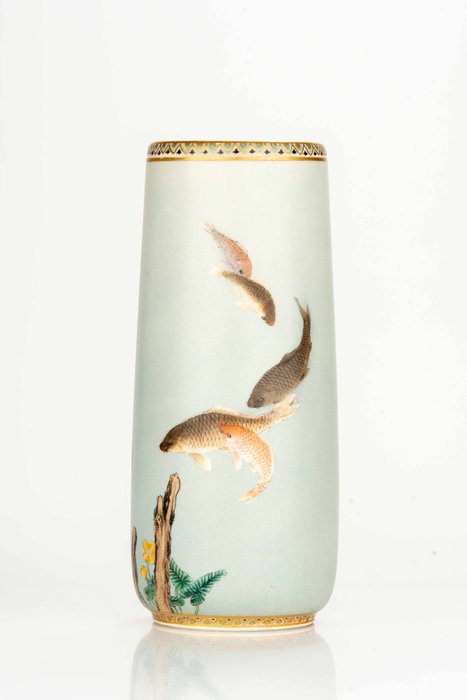 Vase - Emalje Guld Keramik En usædvanlig cylindrisk Satsuma keramikvase med koi karper - Signed Kinkōzan 錦光山 - Japan - Meiji-perioden (1868-1912)