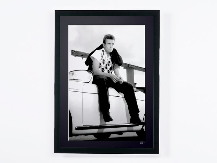 James Dean -Porsche 55 Speedster 1955 - Fine Art Photography - Luxury Wooden Framed 70X50 cm - Limited Edition Nr 01 of 30 - Serial ID 17073 - Original Certificate (COA), Hologram Logo Editor and QR Code - 100% New items.