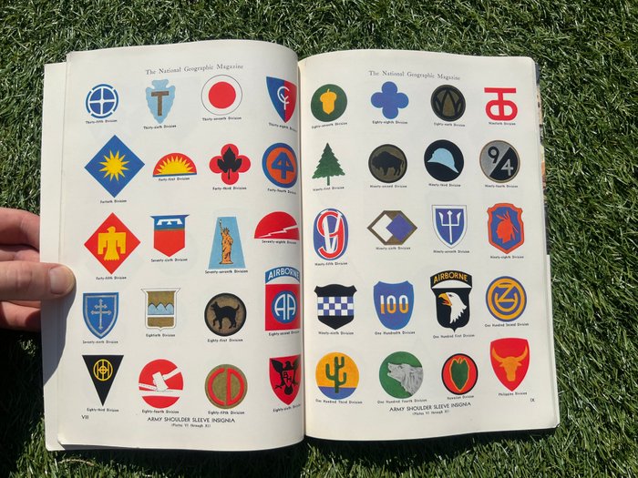 WW2 period Guide of the US Insignia / Patches / Medals - Infantry - Airborne - National Geographic - 1000 Illustrations. - 1943