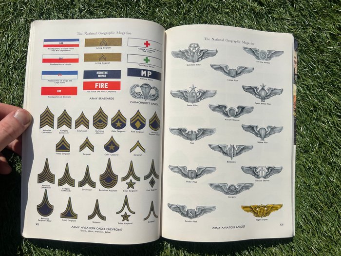 WW2 period Guide of the US Insignia / Patches / Medals - Infantry - Airborne - National Geographic - 1000 Illustrations. - 1943