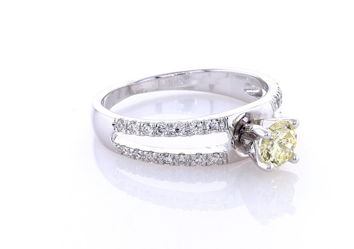 Ring - 14 karat Hvidguld -  0.78ct. tw. Diamant (Naturfarvet) - Diamant