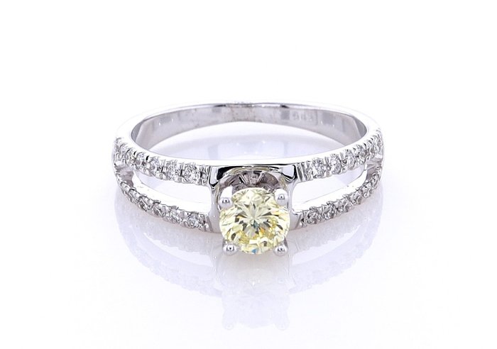 Ring - 14 karat Hvidguld -  0.78ct. tw. Diamant (Naturfarvet) - Diamant