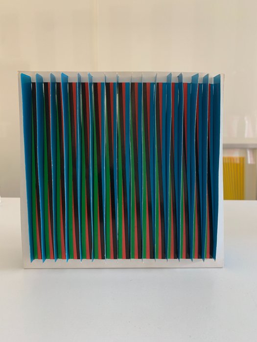 Carlos Cruz-Diez (1923-2019) - Skulptur, Fisicromía ensamblaje - 150 mm - Silketrykt pap - 1979