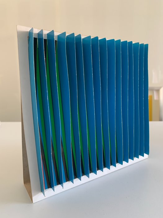 Carlos Cruz-Diez (1923-2019) - Skulptur, Fisicromía ensamblaje - 150 mm - Silketrykt pap - 1979