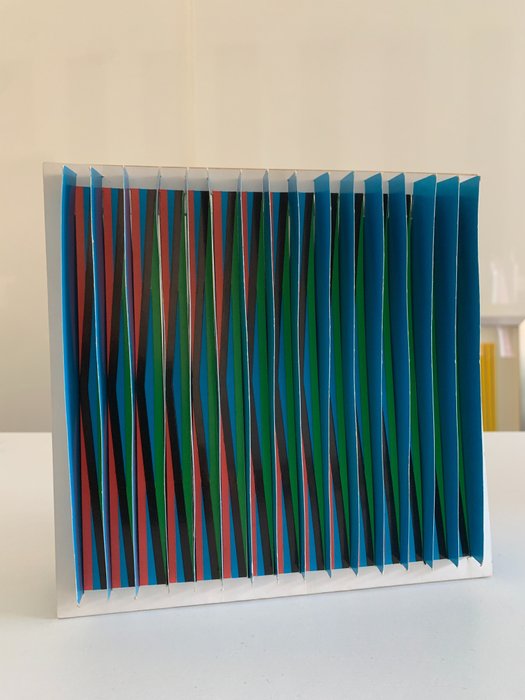 Carlos Cruz-Diez (1923-2019) - Skulptur, Fisicromía ensamblaje - 150 mm - Silketrykt pap - 1979