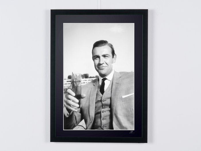 James Bond 007: Goldfinger - Sean Connery in his iconic grey suit - Fine Art Photography - Luxury Wooden Framed 70X50 cm - Limited Edition Nr 01 of 30 - Serial ID 17124 - Original Certificate (COA), Hologram Logo Editor and QR Code - 100% New items.