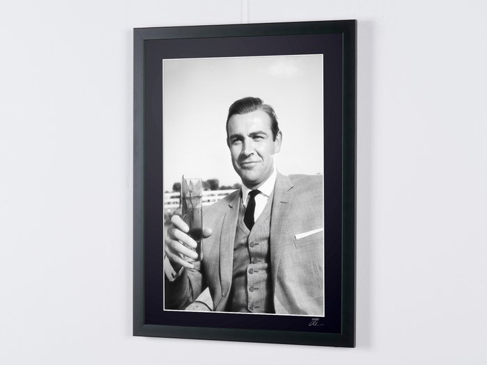 James Bond 007: Goldfinger - Sean Connery in his iconic grey suit - Fine Art Photography - Luxury Wooden Framed 70X50 cm - Limited Edition Nr 01 of 30 - Serial ID 17124 - Original Certificate (COA), Hologram Logo Editor and QR Code - 100% New items.