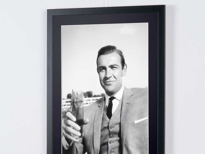 James Bond 007: Goldfinger - Sean Connery in his iconic grey suit - Fine Art Photography - Luxury Wooden Framed 70X50 cm - Limited Edition Nr 01 of 30 - Serial ID 17124 - Original Certificate (COA), Hologram Logo Editor and QR Code - 100% New items.