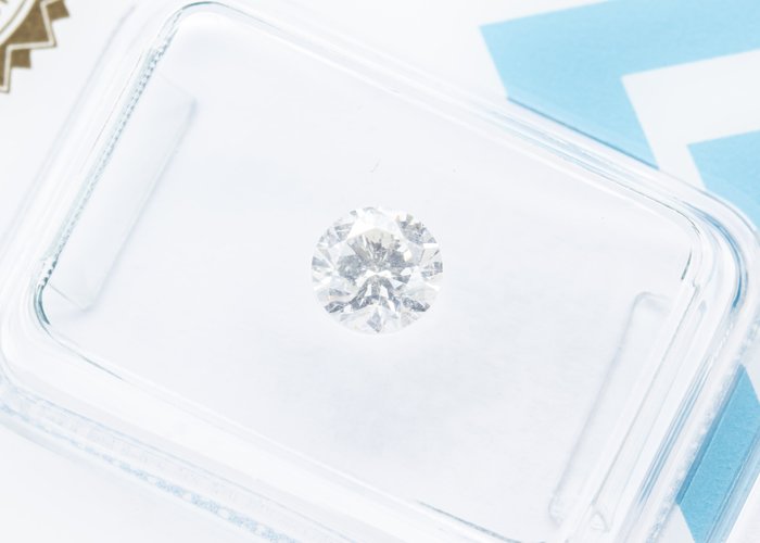 Ingen mindstepris - 1 pcs Diamant  (Natur)  - 0.65 ct - Rund - I - I1 - International Gemological Institute (IGI)