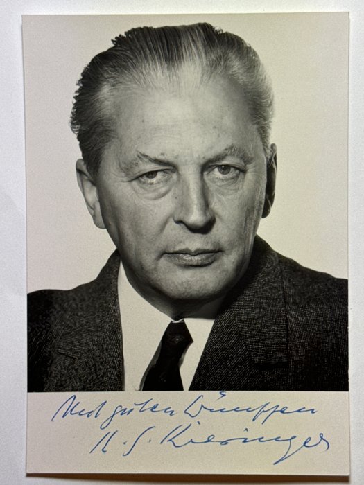 Bundeskanzler Kurt -Georg Kiesinger (1904-1988) - Eigenhändig signierte Portraitkarte mit persönlichen Wünschen - 1970