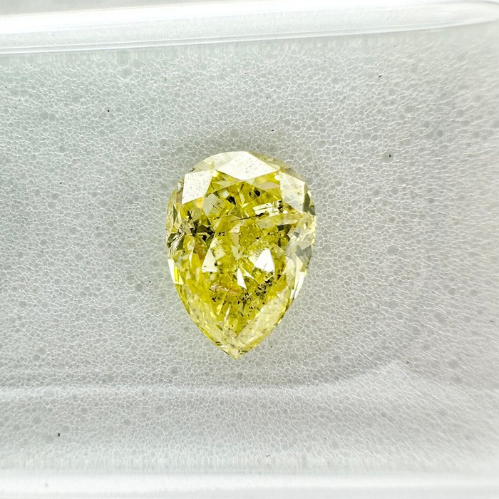 Ingen mindstepris - 1 pcs Diamant  (Farvebehandlet)  - 0.74 ct - Pære - Fancy Grønlig Gul - SI3 - Gemewizard Gemological Laboratory (GWLab)