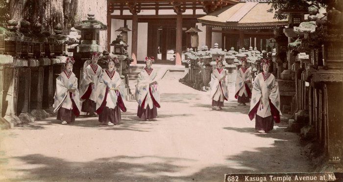 Kusakabe Kimbei, Farsari et divers Yokohama School - "Kasuga temple avenue"