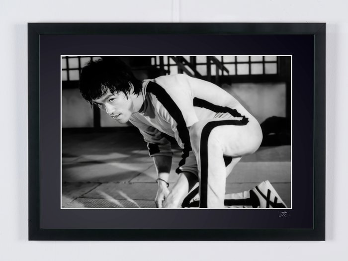 Bruce Lee Iconics- Games Of Dead - 1977 - Fine Art Photography - Luxury Wooden Framed 70X50 cm - Limited Edition Nr 01 of 30 - Serial ID 17206 - Original Certificate (COA), Hologram Logo Editor and QR Code - 100% New items.