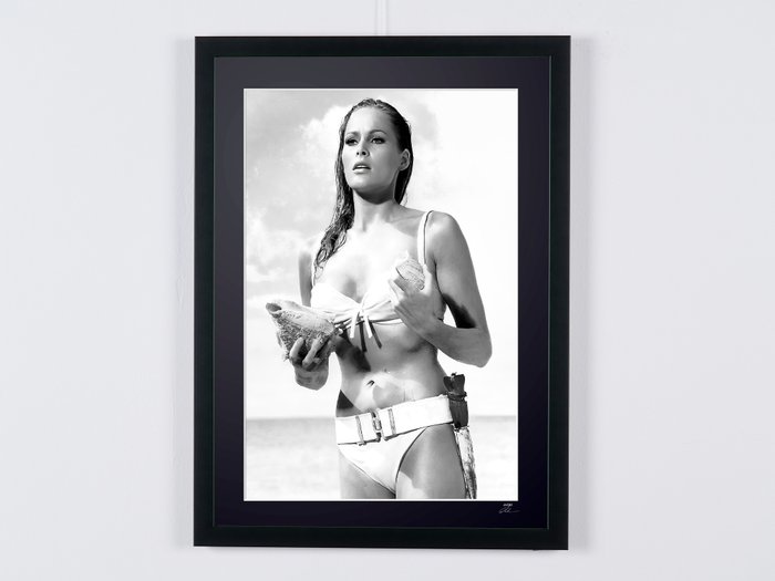 James Bond 007: Dr. No - Ursula Andress as "Honey Ryder" - Fine Art Photography - Luxury Wooden Framed 70X50 cm - Limited Edition 06 of 30 - Serial ID 20058 - Original Certificate (COA), Hologram Logo Editor and QR Code - 100% New items.