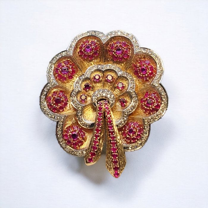 Broche - 18 kraat Gulguld, Vintage retro 18 karat guld diamant- og rubinbroche omkring 1930'erne