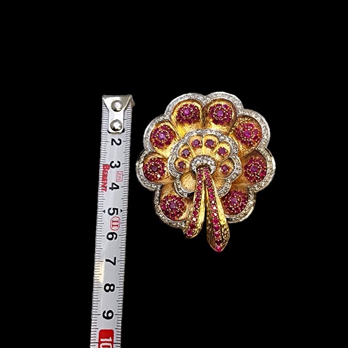 Broche - 18 kraat Gulguld, Vintage retro 18 karat guld diamant- og rubinbroche omkring 1930'erne