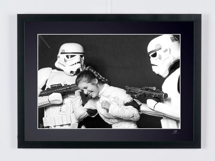 Star Wars - The Empire Strikes Back 1980 - Carrie Fisher as "Princess Leia"  « Stormtroopers » - Fine Art Photography - Luxury Wooden Framed 70X50 cm - Limited Edition Nr 02 of 30 - Serial ID 60035 - Original Certificate (COA), Hologram Logo Editor and QR Code - 100% New items.