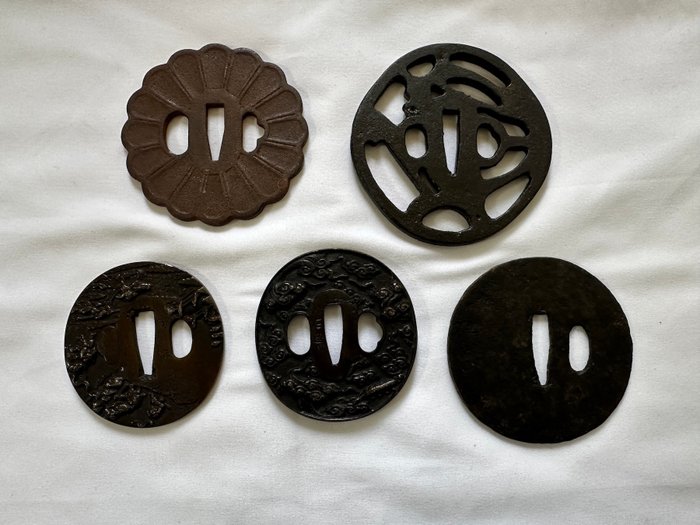 Parti med fem antikke japanske Tsuba Iron Katana Samurai - Jern - Ishiguro 石黒 - Japan - Edo-perioden (1600-1868)