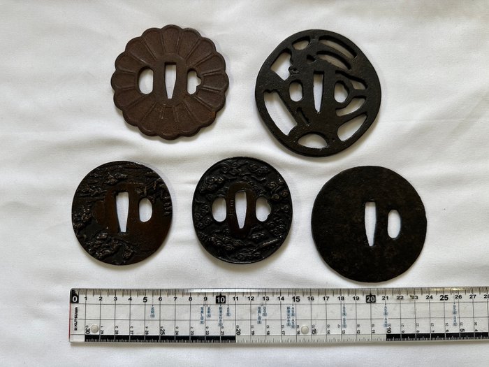 Parti med fem antikke japanske Tsuba Iron Katana Samurai - Jern - Ishiguro 石黒 - Japan - Edo-perioden (1600-1868)