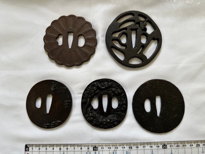 Parti med fem antikke japanske Tsuba Iron Katana Samurai - Jern - Ishiguro 石黒 - Japan - Edo-perioden (1600-1868)