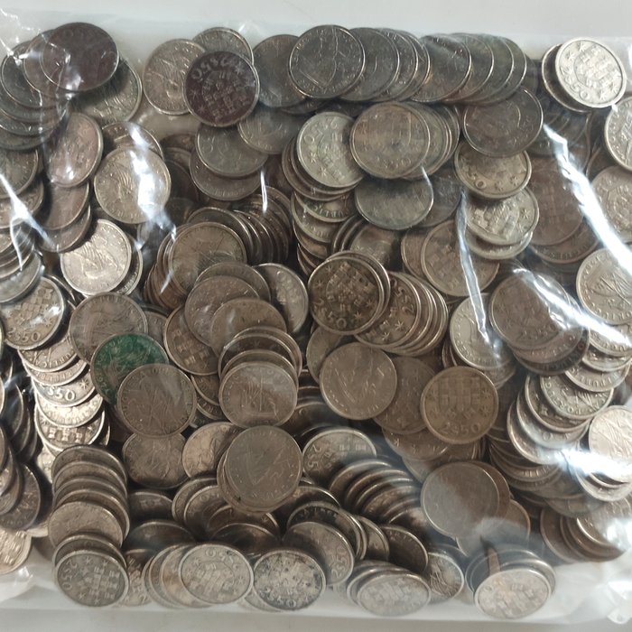 Forskellige lande. Lot with 1.5 Kg of 2,50 Escudos Cupronickel Coins (mixed lot) Various Dates  (Ingen mindstepris)