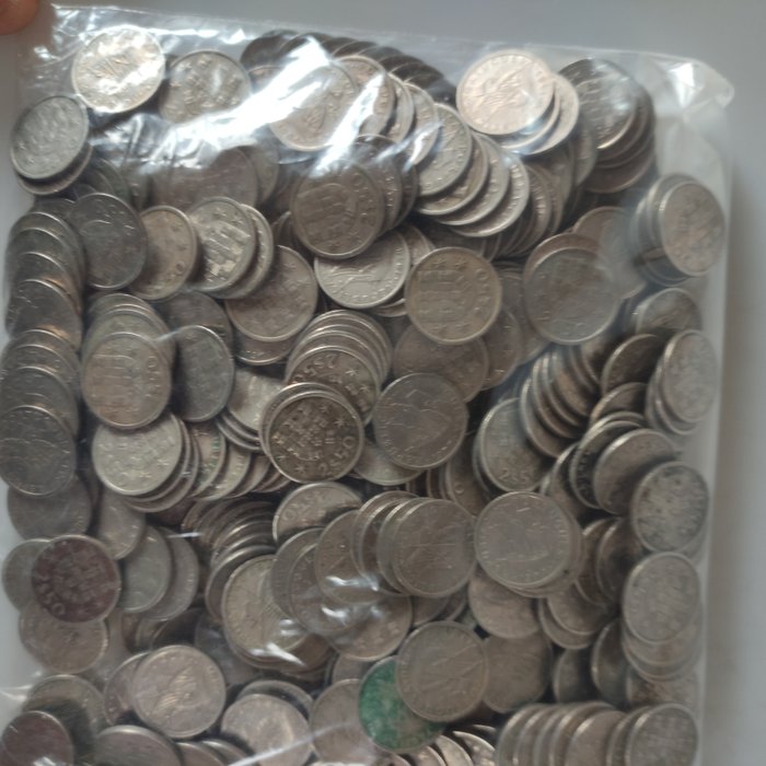 Forskellige lande. Lot with 1.5 Kg of 2,50 Escudos Cupronickel Coins (mixed lot) Various Dates  (Ingen mindstepris)