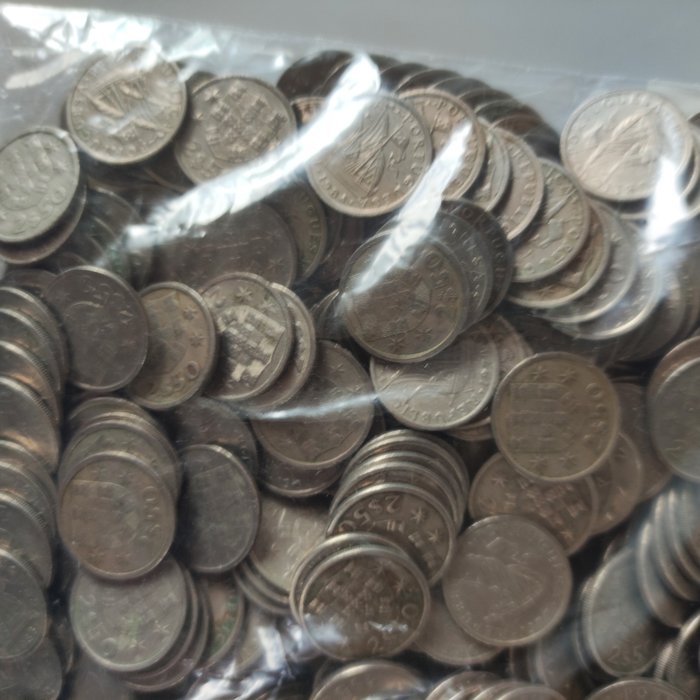 Forskellige lande. Lot with 1.5 Kg of 2,50 Escudos Cupronickel Coins (mixed lot) Various Dates  (Ingen mindstepris)