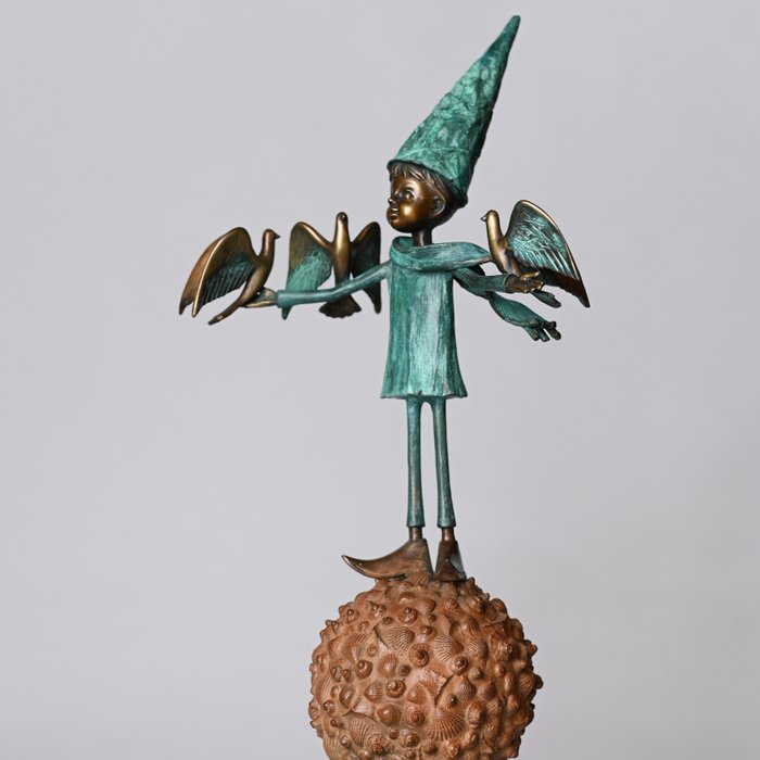 Paweł Erazmus (XX-XXI) - Boy with the birds (bronze 50cm)