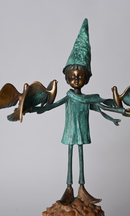 Paweł Erazmus (XX-XXI) - Boy with the birds (bronze 50cm)