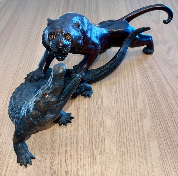 Tiger attacking a crocodile - Skulptur Bronze - Japan