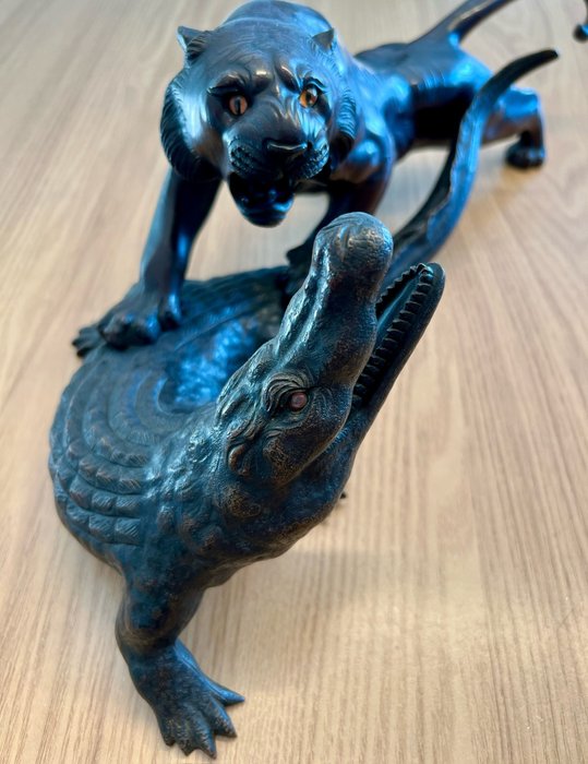 Tiger attacking a crocodile - Skulptur Bronze - Japan