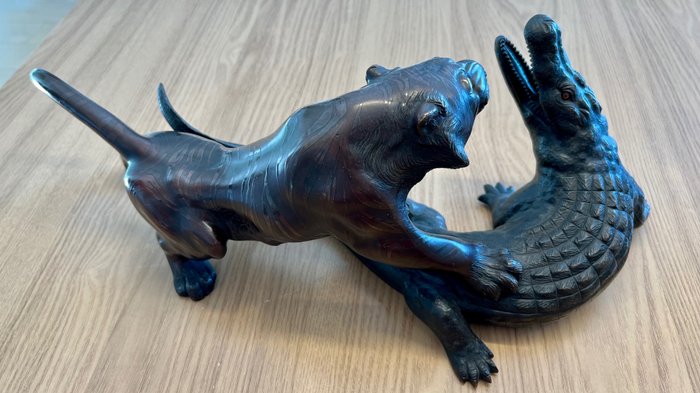 Tiger attacking a crocodile - Skulptur Bronze - Japan