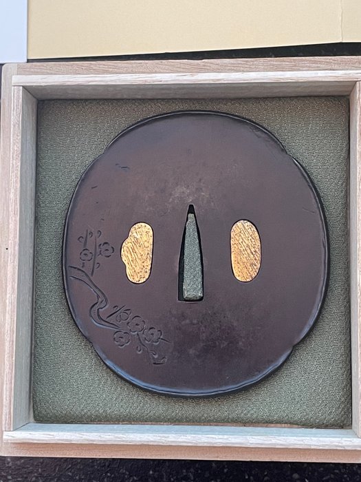 Papireret signeret katakiri bori tsuba Nobutoshi - Jern (smedet) - Nobutoshi - Japan - Edo-perioden (1600-1868)