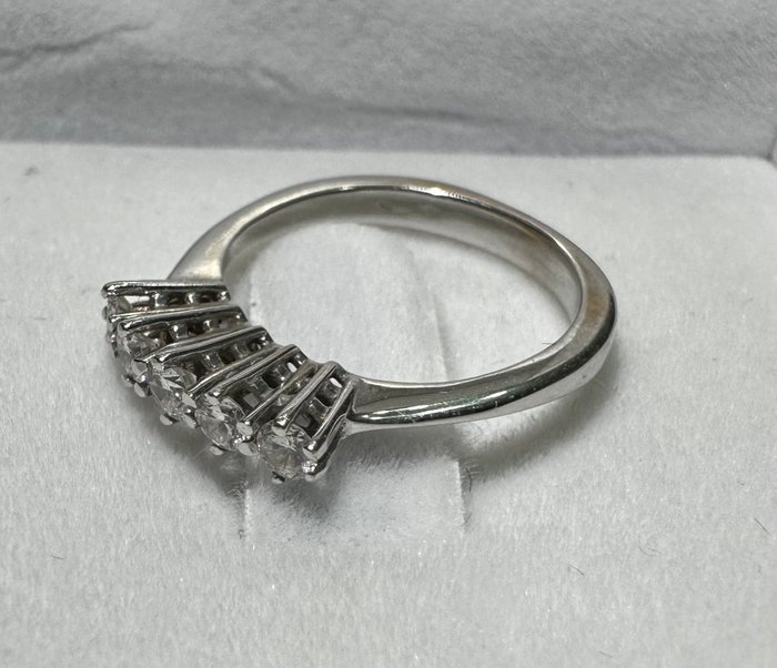 Ring - 18 kraat Hvidguld -  0.35ct. tw. Diamant (Natur)