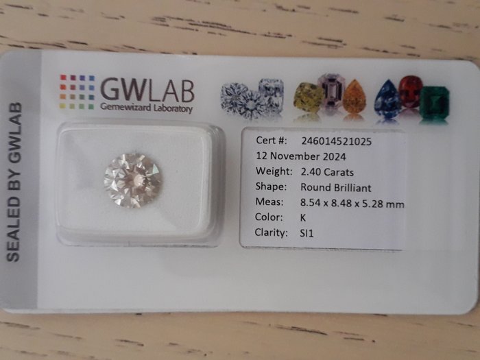 Ingen mindstepris - 1 pcs Diamant  (Natur)  - 2.40 ct - Rund - K - SI1 - Gemewizard Gemological Laboratory (GWLab)