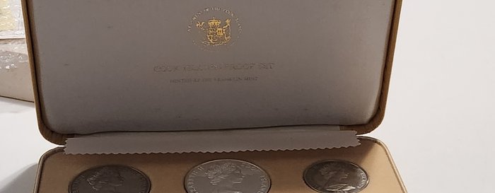 Cook-øerne. Elizabeth II. PROOF Set of 8 x Dollars Coins including Silvr coins with special mint certificate  mint box  1978  (Ingen mindstepris)