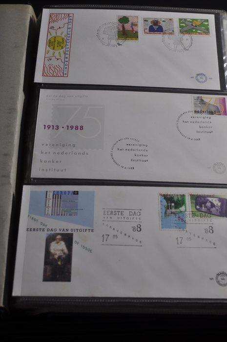 Holland  - Stor kasse fuld af 100'er FDC'er og mere i forskellige albums