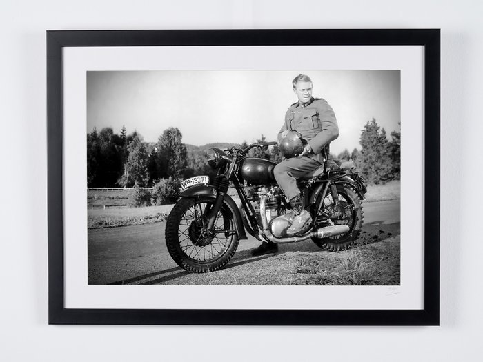 The Great Escape 1983 -9 Steve McQueen on set, on Triumph TR6 - Fine Art Photography - Luxury Wooden Framed 70X50 cm - Limited Edition Nr 07 of 20 - Serial ID 17597 - Original Certificate (COA), Hologram Logo Editor and QR Code - 100% New items.