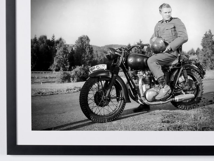 The Great Escape 1983 -9 Steve McQueen on set, on Triumph TR6 - Fine Art Photography - Luxury Wooden Framed 70X50 cm - Limited Edition Nr 07 of 20 - Serial ID 17597 - Original Certificate (COA), Hologram Logo Editor and QR Code - 100% New items.