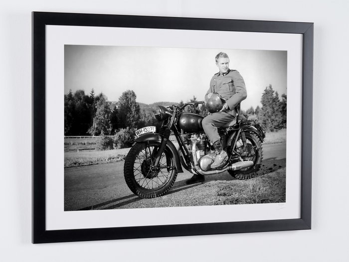 The Great Escape 1983 -9 Steve McQueen on set, on Triumph TR6 - Fine Art Photography - Luxury Wooden Framed 70X50 cm - Limited Edition Nr 07 of 20 - Serial ID 17597 - Original Certificate (COA), Hologram Logo Editor and QR Code - 100% New items.