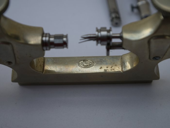 Urmagertilbehør Tour en Pivoter Outil de Precision - CS mit Stempel gallischer Hahn -   - Lakeret messing - 1900-1910 - tang kørestol,