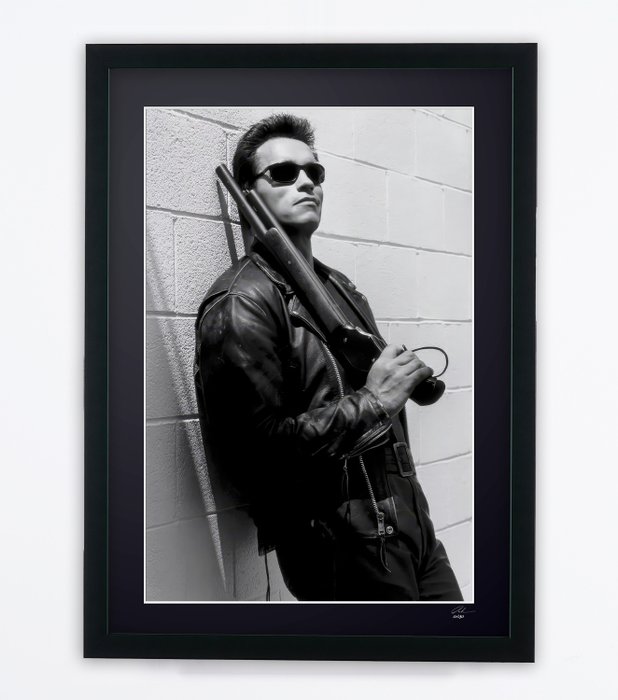 Arnold Schwarzenegger in Terminator 2: Judgment Day (1991) - Fine Art Photography - Luxury Wooden Framed 70X50 cm - Limited Edition Nr 02 of 30 - Serial ID 17202 - Original Certificate (COA), Hologram Logo Editor and QR Code - 100% New items.