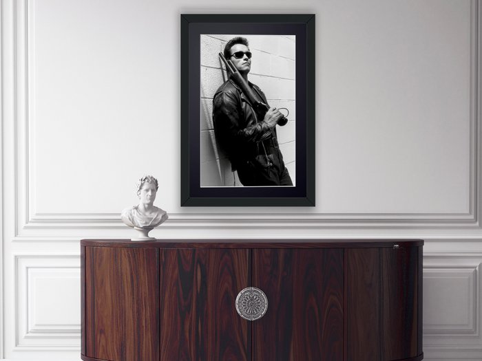 Arnold Schwarzenegger in Terminator 2: Judgment Day (1991) - Fine Art Photography - Luxury Wooden Framed 70X50 cm - Limited Edition Nr 02 of 30 - Serial ID 17202 - Original Certificate (COA), Hologram Logo Editor and QR Code - 100% New items.