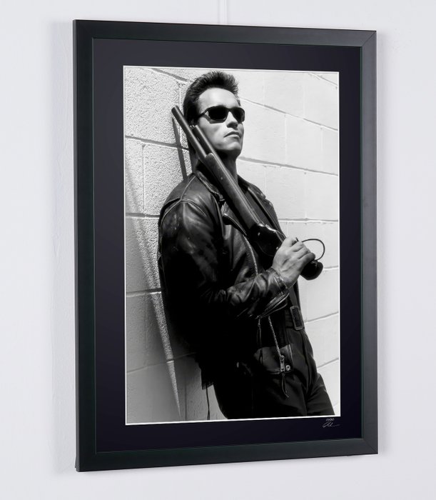 Arnold Schwarzenegger in Terminator 2: Judgment Day (1991) - Fine Art Photography - Luxury Wooden Framed 70X50 cm - Limited Edition Nr 02 of 30 - Serial ID 17202 - Original Certificate (COA), Hologram Logo Editor and QR Code - 100% New items.