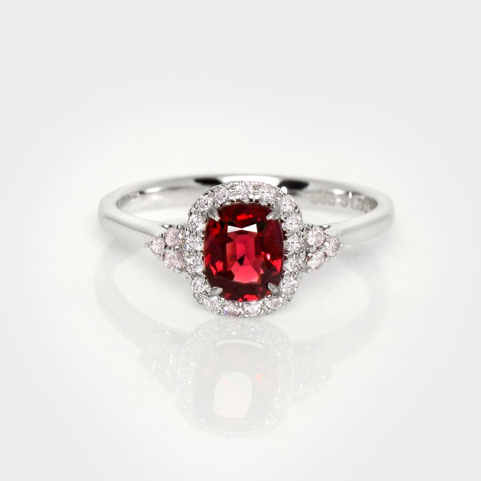 Ingen mindstepris - Ring - 14 karat Hvidguld -  122ct tw Spinel - Diamant - IGI 100 ct dyb rød