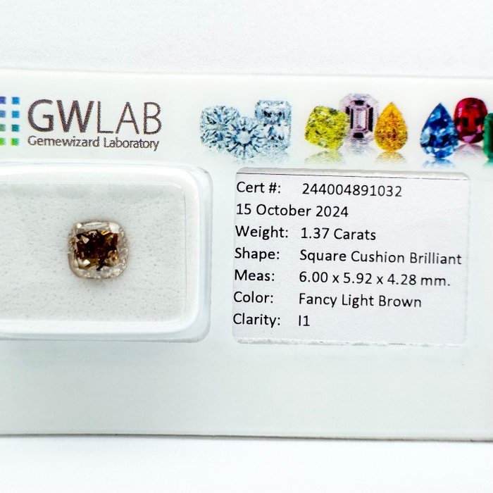 Ingen mindstepris - 1 pcs Diamant  (Naturfarvet)  - 1.37 ct - Pude - Fancy light Brun - I2 - Gemewizard Gemological Laboratory (GWLab)