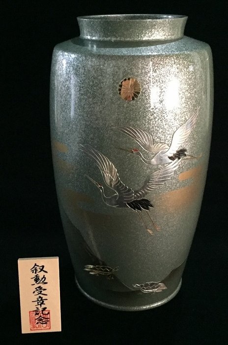 Vase - Bronze, Signeret 啓祐 KEIYU / Japansk vintage bronzevase / trææske - Japan  (Ingen mindstepris)